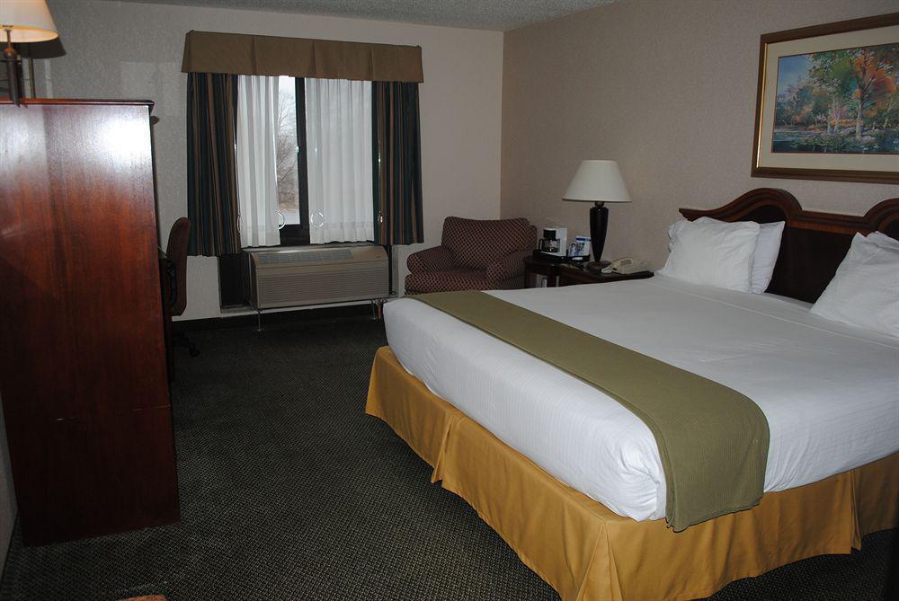 Holiday Inn Express Milwaukee N- Brown Deer/Mequon Exterior photo